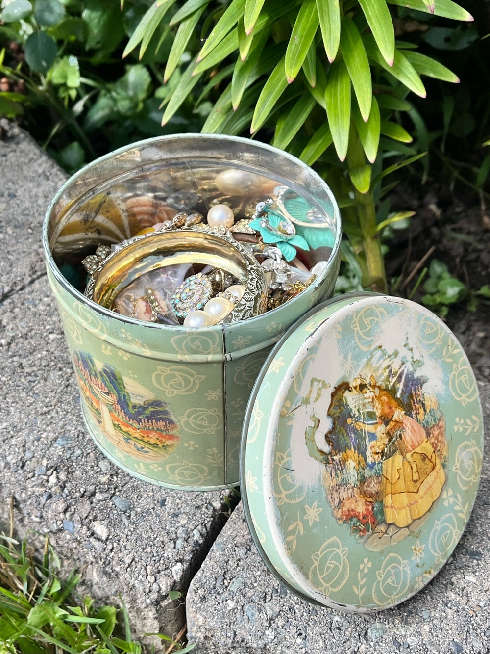 🪷Mystery Jewelry Lot in Vintage Lipton Tea Canister🪷